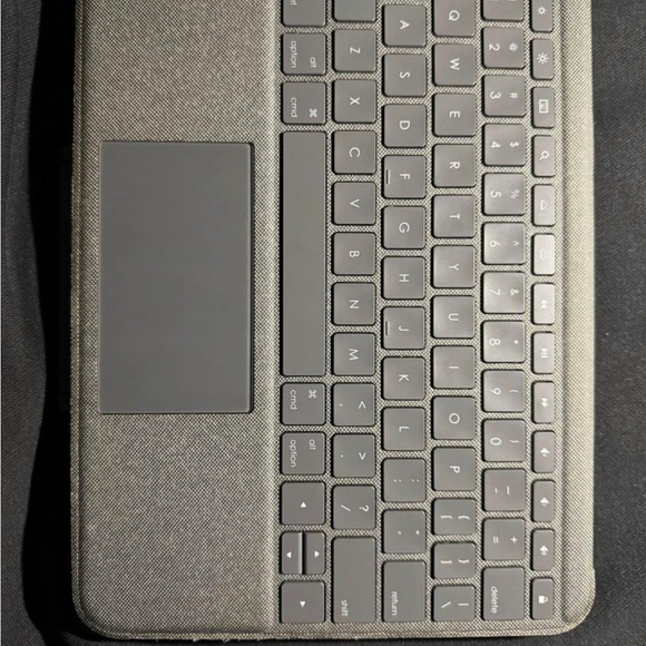 I pad pro 11inch 3rd generation has Magic Keyboard and screen protector